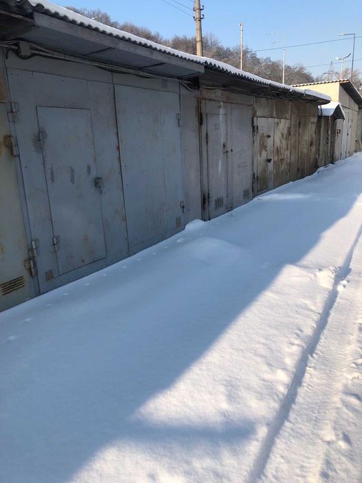 Продаж металевого гаража біля станції метро