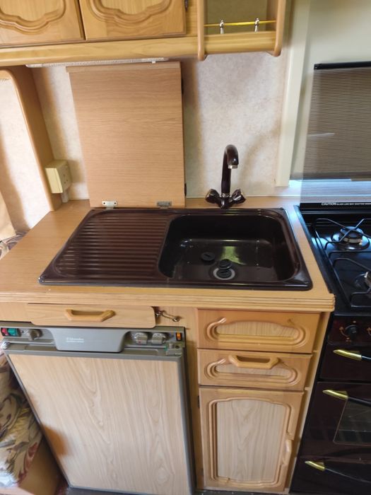 Caravan boa para habitacao com chuveiro  em terreno com agua e luz