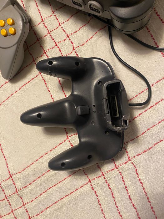 Nintendo 64 com 2 comandos e 8 jogos