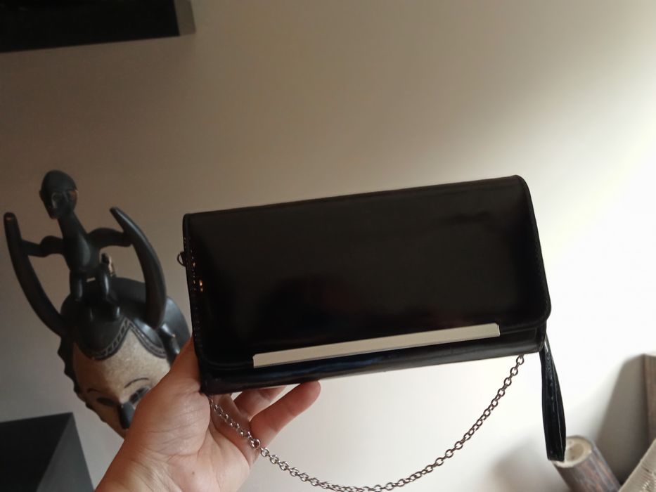 Clutch em verniz preto