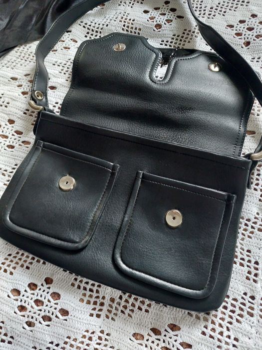 Чорна сумка на багато відділень