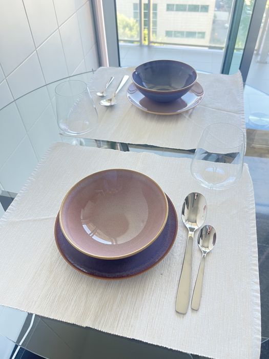 2 conjuntos de prato e taça rosinha e roxo