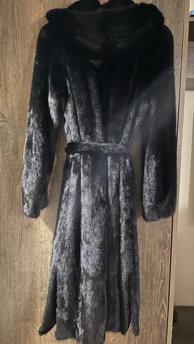 Норкова шуба з капюшоном
