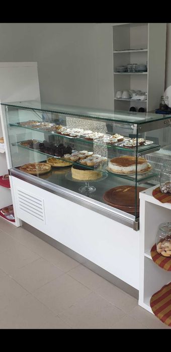 Vitrine frigorífica de pastelaria  para venda. Praticamente nova. Sem uso.