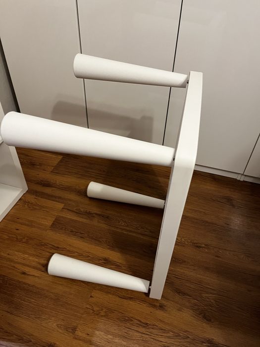 Mamut i krzesła (ikea)