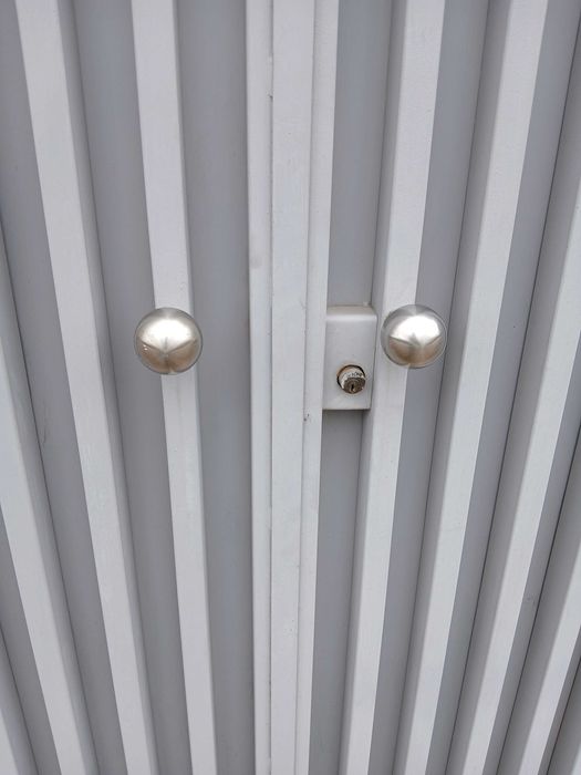 Portão com fechadura automática