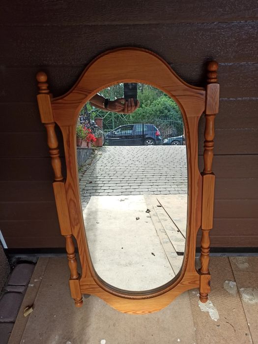 Lustro w drewnianej ramie