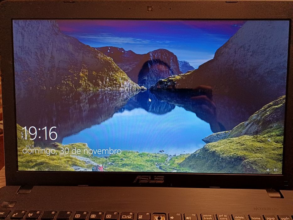 Portátil ASUS – i3 / 4GB RAM – Funciona mas com teclas avariadas.