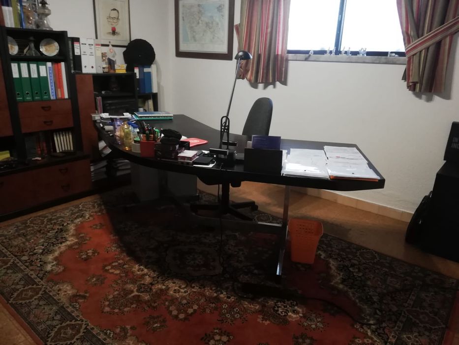 Conjunto escritório com mesa e modulo de moveis arquivo