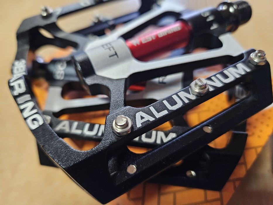 Pedaly rowerowe Platformy czarno - czerwone MTB , BMX pedaly aluminiowe