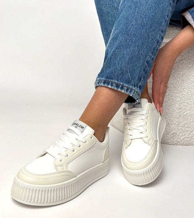 Białe sneakersy na platformie Solange