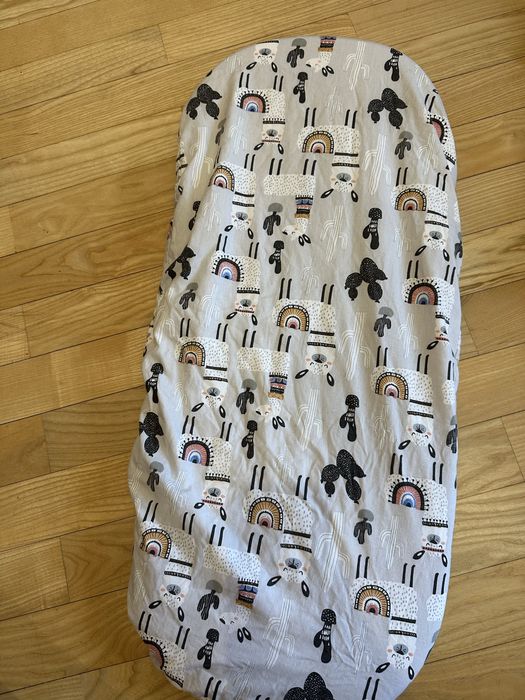 Непромокаючі простирадла на резинці у візочок, одне муслін