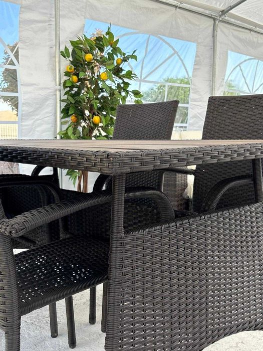 Mesa com 4 cadeiras em promoção!