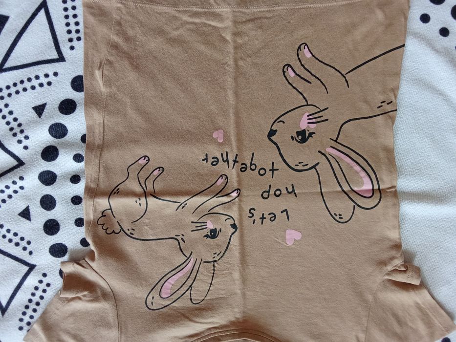 T-shirt brązowy w króliczki 122 Sinsay