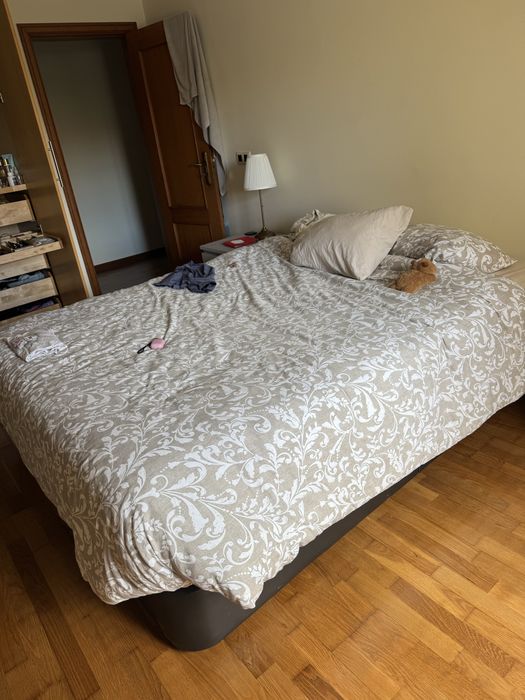 Estrutura de cama sommier com arrumacao