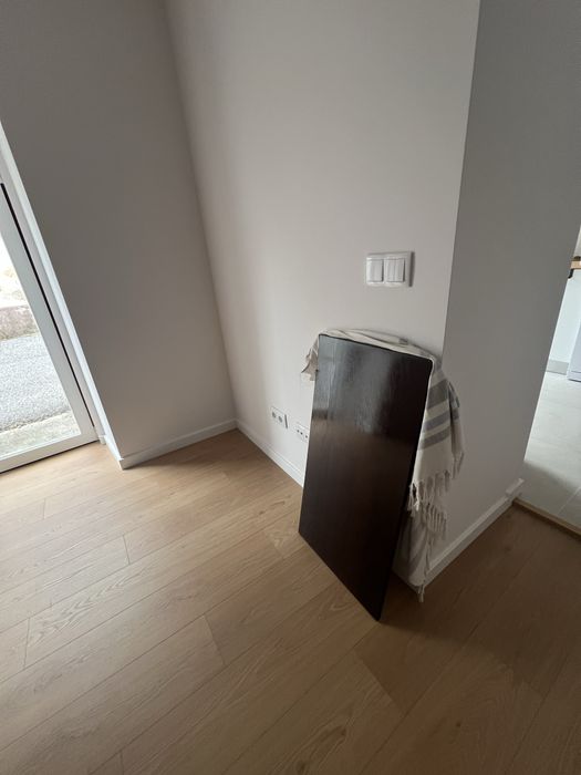 Mesa extensível e cadeiras com forras. (Brancas e de ganga)