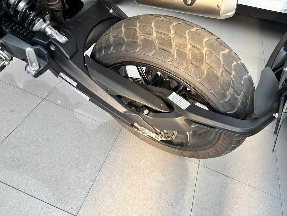 Motociclo Ducati Scrambler 1100 em excelente estado de conservação