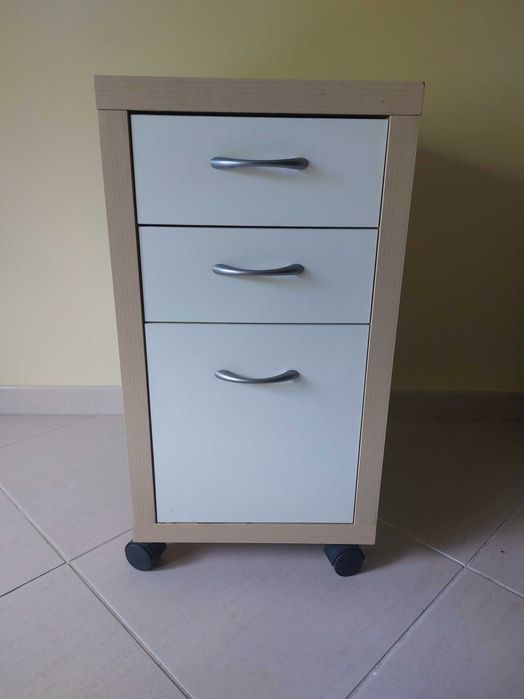 Mesa de apoio de cozinha com 3 gavetas em bom estado