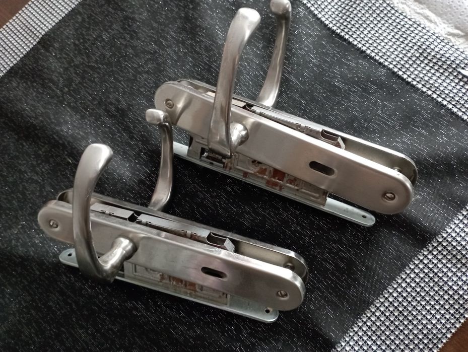 Dwie pary klamek do drzwi