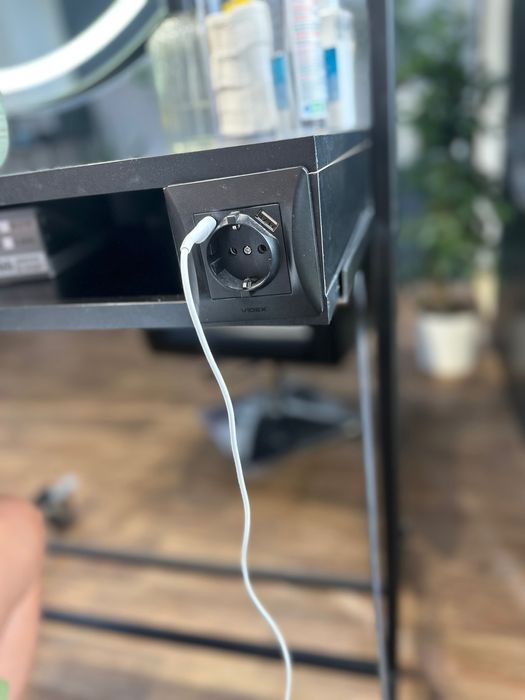 Робоча станція для перукаря, візажиста, бровиста