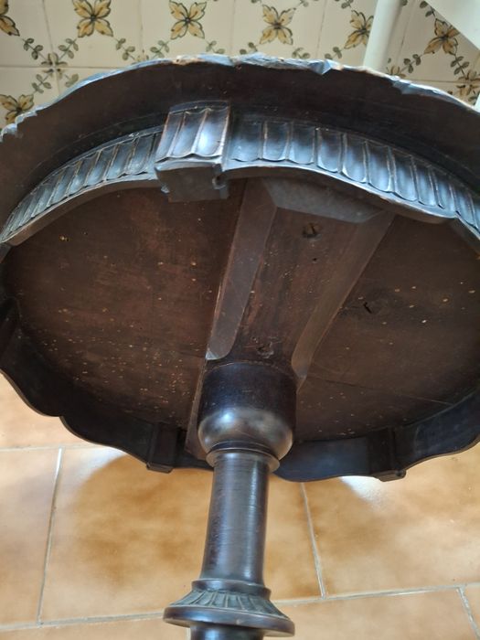 Espetacular mesa trabalhada redonda muito antiga