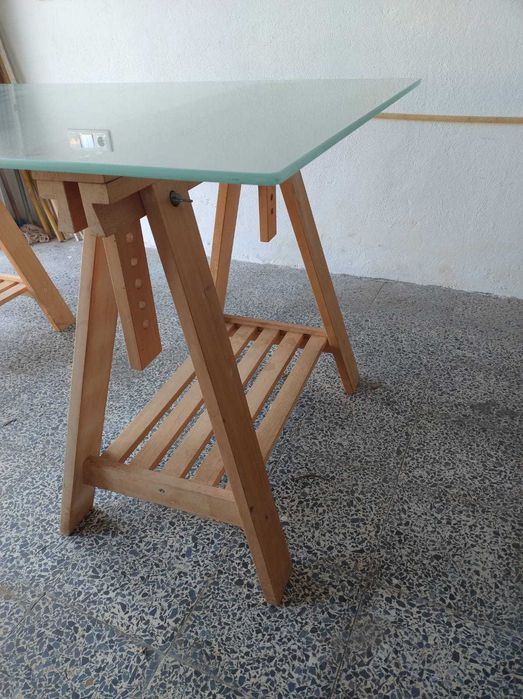 Secretária com tampo em vidro