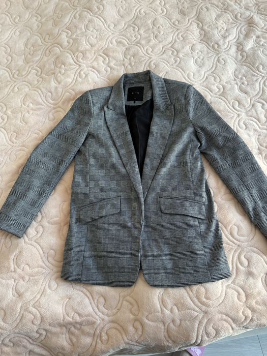Жіночий піджак сірого кольору