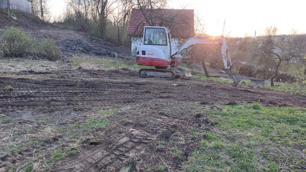 Uslugi mini koparką 2.8 t , wykopy , prace ziemne niwelacje 120zl/h z operatorem