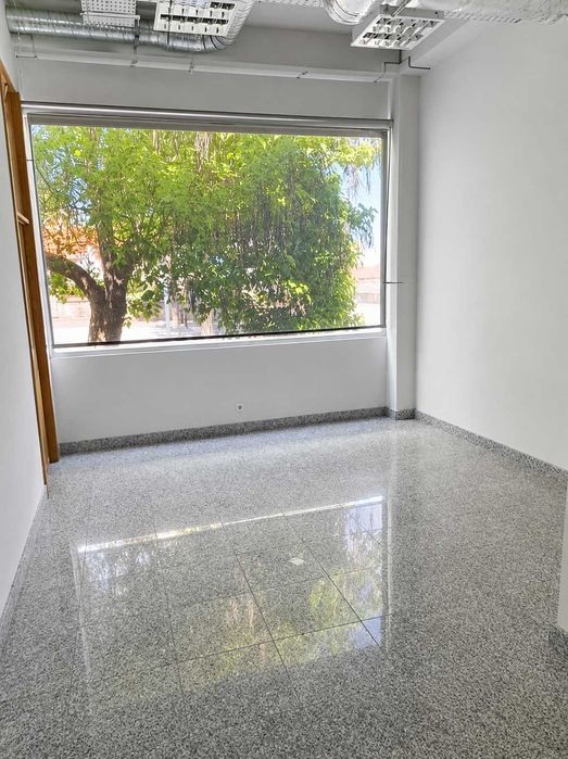Prédio para Serviços e Comércio com 381 m² de Área - Excelente Localização em Carrazeda de Ansiães