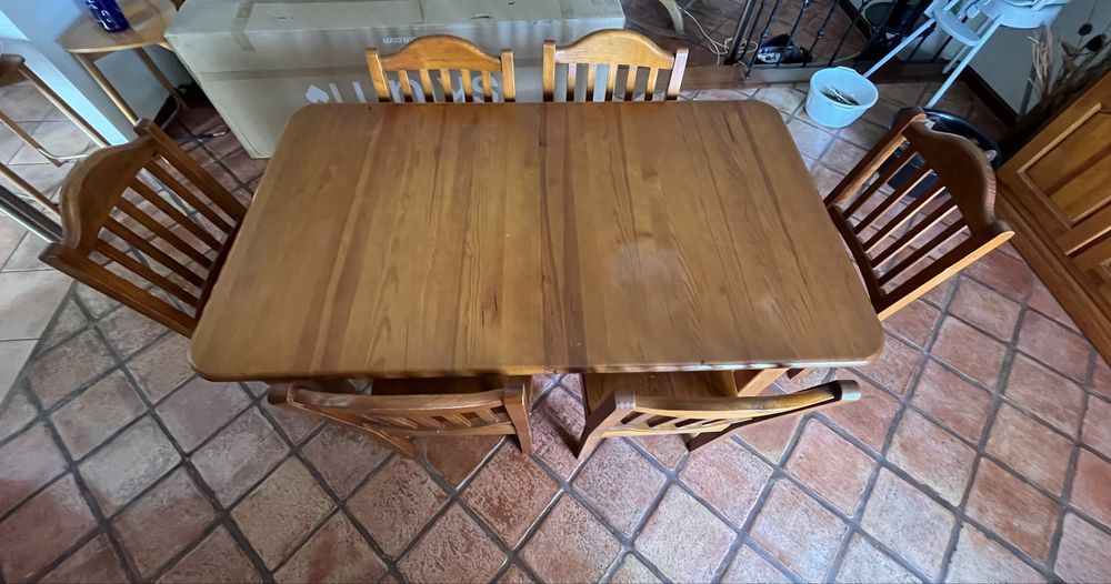 Mesa de jantar extensivel em madeira + cadeiras