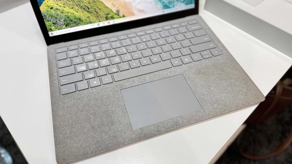Laptop Dotykowy Microsoft Surface 2 Model 1769 8GB Ram i5-8250U 256GB