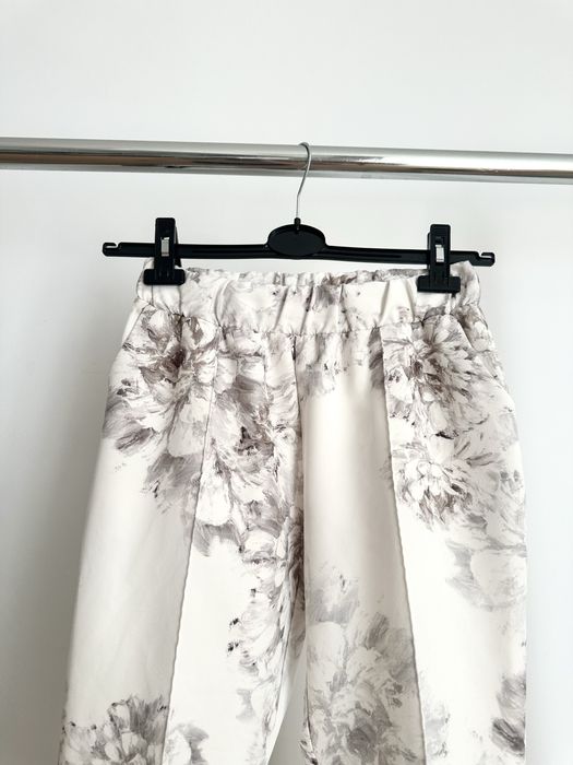 Białe damskie spodnie eleganckie wzorzyste komunia chrest M 38 Butik