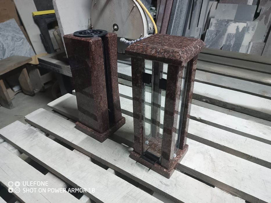 Ваза лампадка гранітна, квадратна на пам'ятник