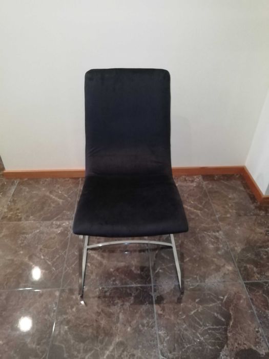 Cadeira cromada com estofo em preto