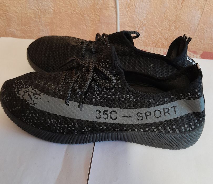 Кросівки унекс..