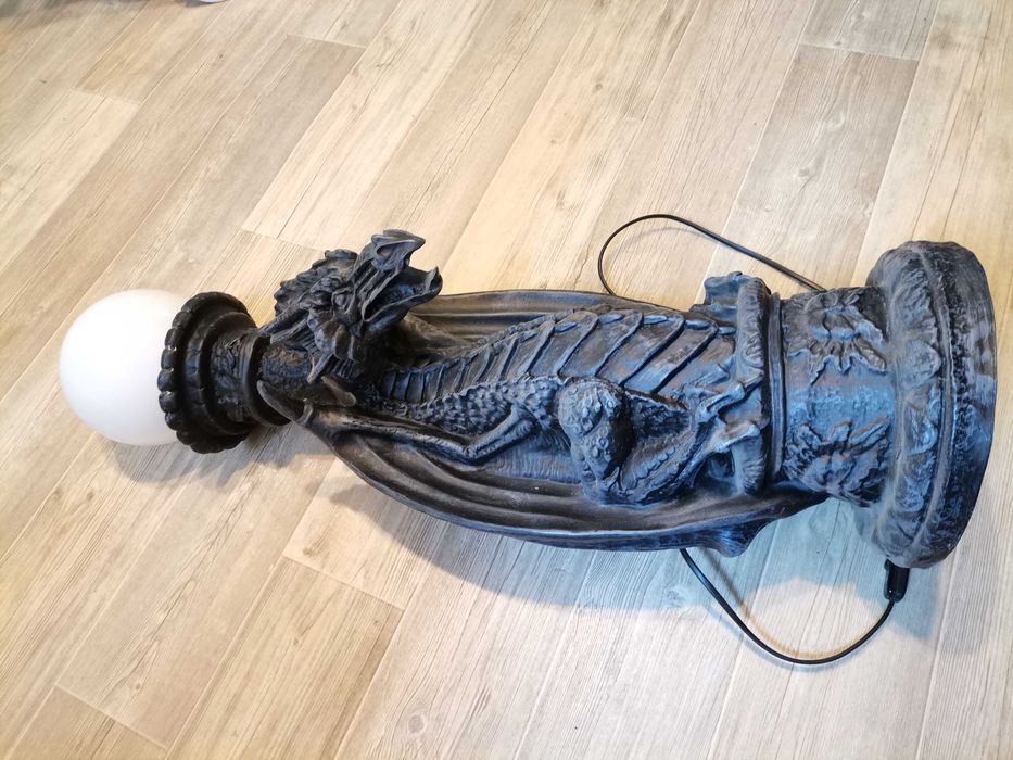 Lampa stojąca czarny smok wys. 70 cm, z żywicy, stan idealny.