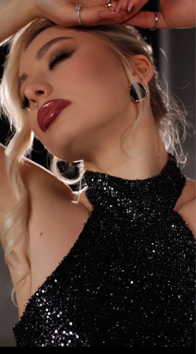 Сукня з паєтками довга