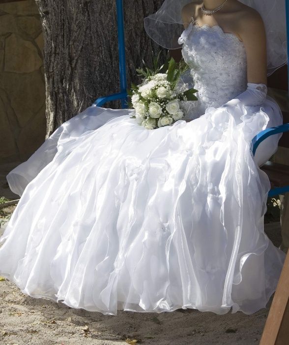 Свадебное платье с стразами Сваровски (Swarovski).