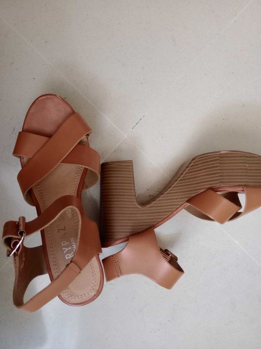 Sandálias de salto alto castanhas