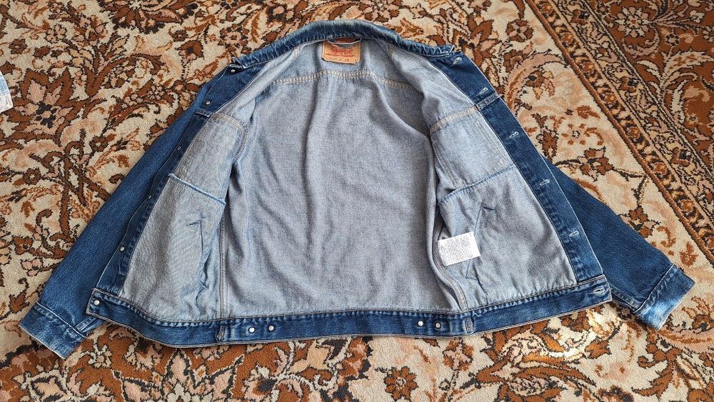 джинсовая куртка Levi's.