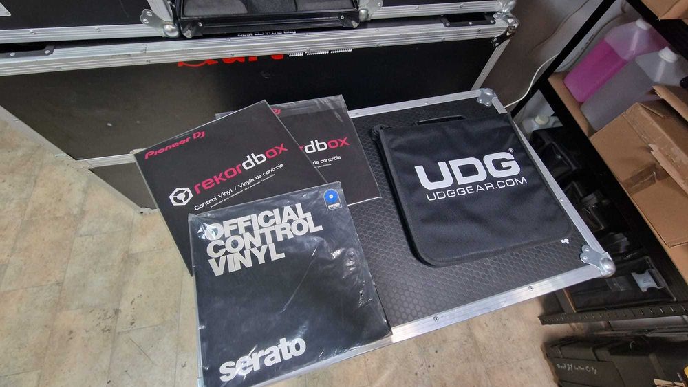 2x Gramofony, 4x Vinyl-e Timecode- 2 Serato i 2 rekordbox, 2x Case
