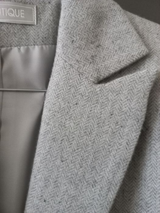 Blazer novo, cor cinza, em fazenda espinhada