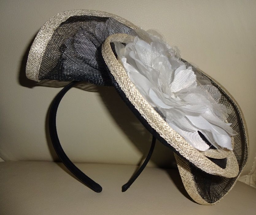nowy oryginalny elegancki fascynator na opasce toczek stroik kapelusz