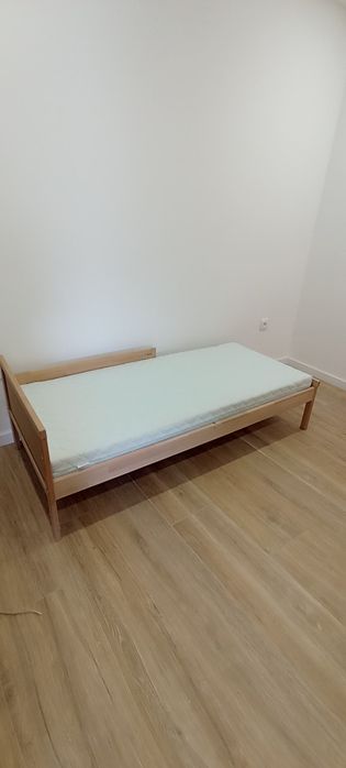 Cama solteiro IKEA com colchão e estrado