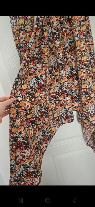 Śliczna sukienka w kwiaty na lato na jesień