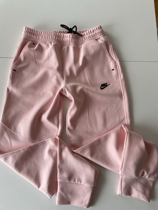 Rozowe spodnie Nike tech fleece