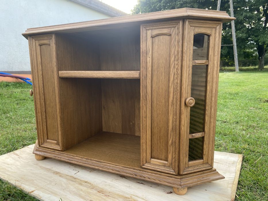 Drewniana komoda klasyczny styl