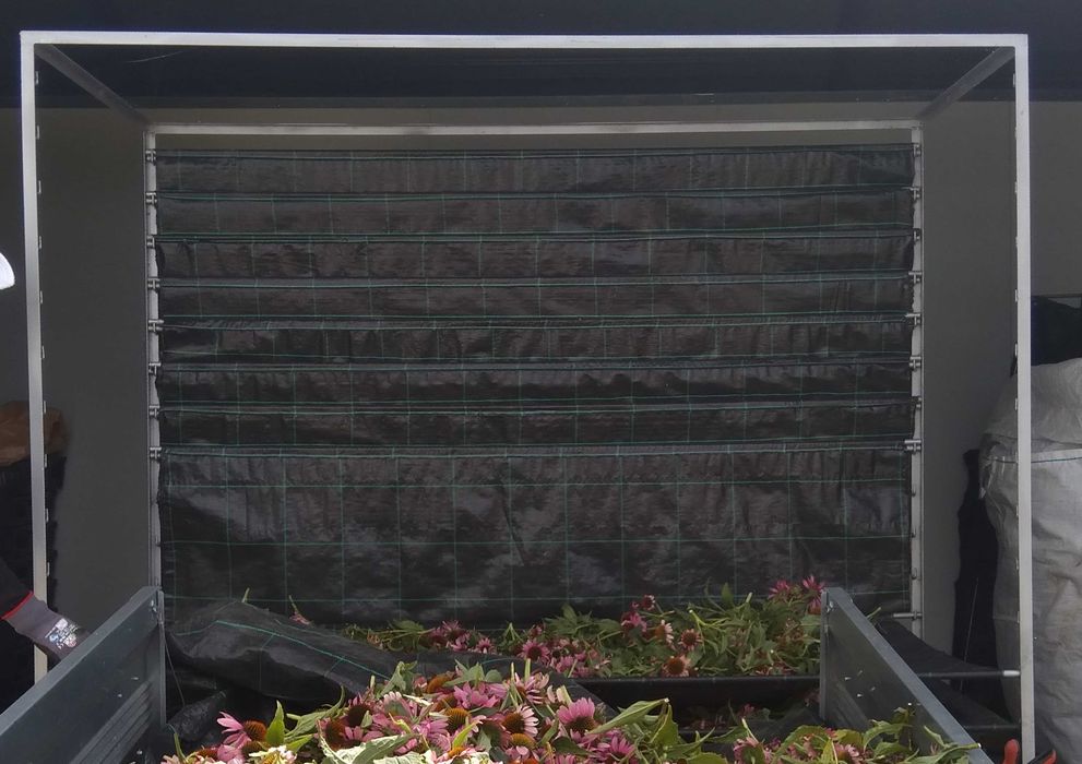 Estantes de metal com rodas