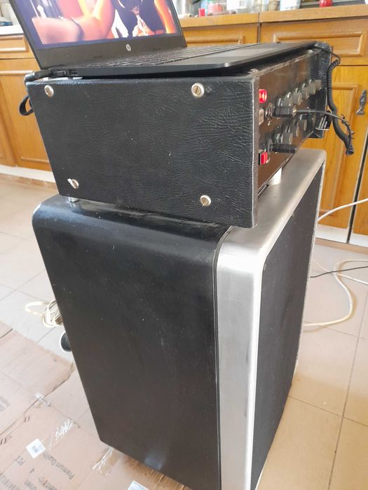 Kolumna ze wzmacniaczem  starego typu.