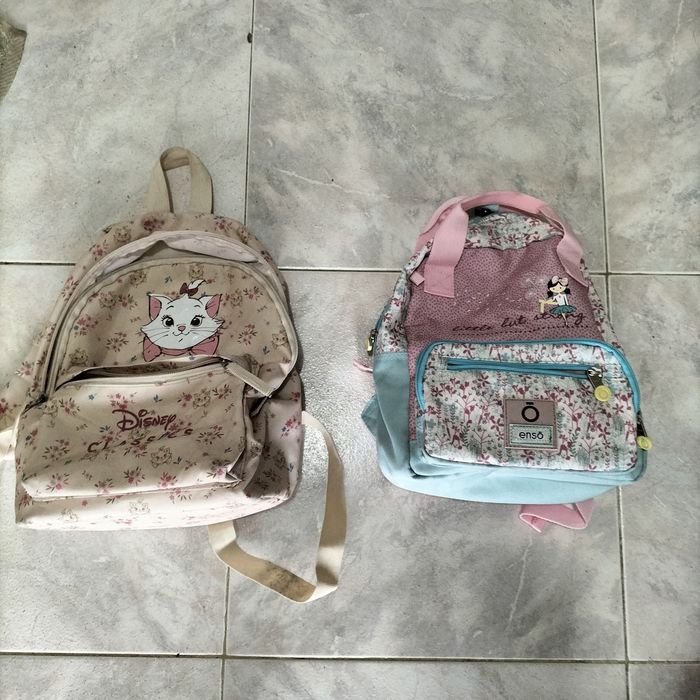 Várias Mochilas e pasta  de criança pequena